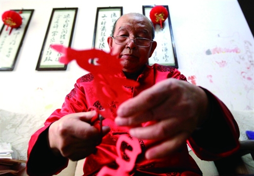 徐健说,剪纸很磨练一个人的耐心